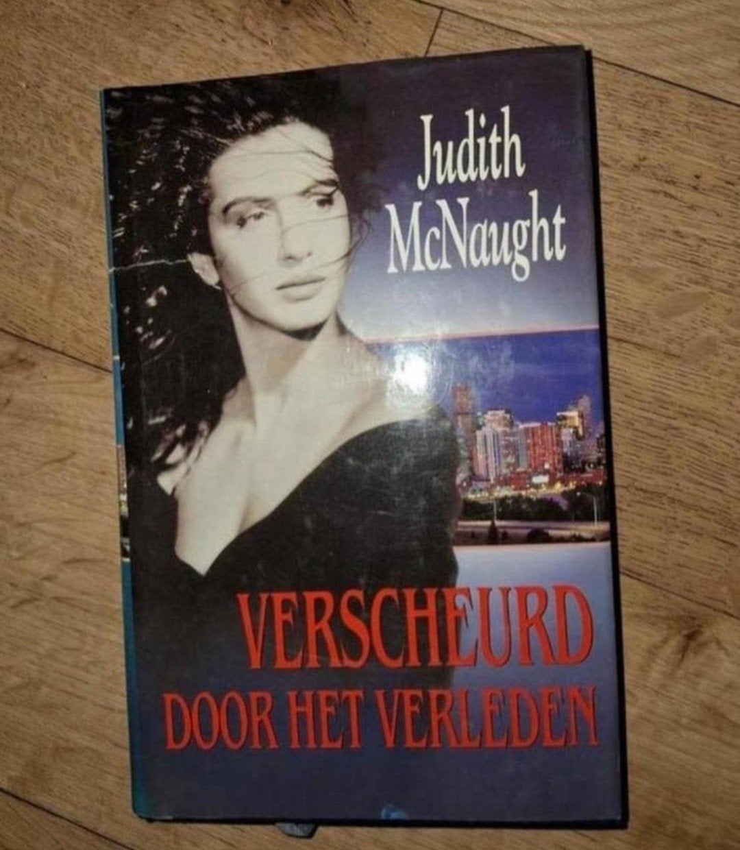 Verscheurd door het Verleden - Judith McNaught, Boeken, Ophalen of Verzenden, Zo goed als nieuw, Judith McNaught, Nederland