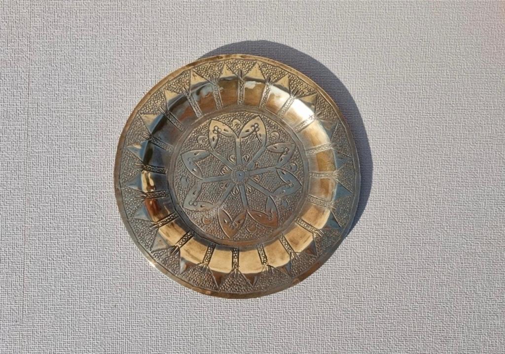 Decoratief messing wandbordje met haakje, Antiek en Kunst, Antiek | Koper en Brons, Ophalen of Verzenden, Koper