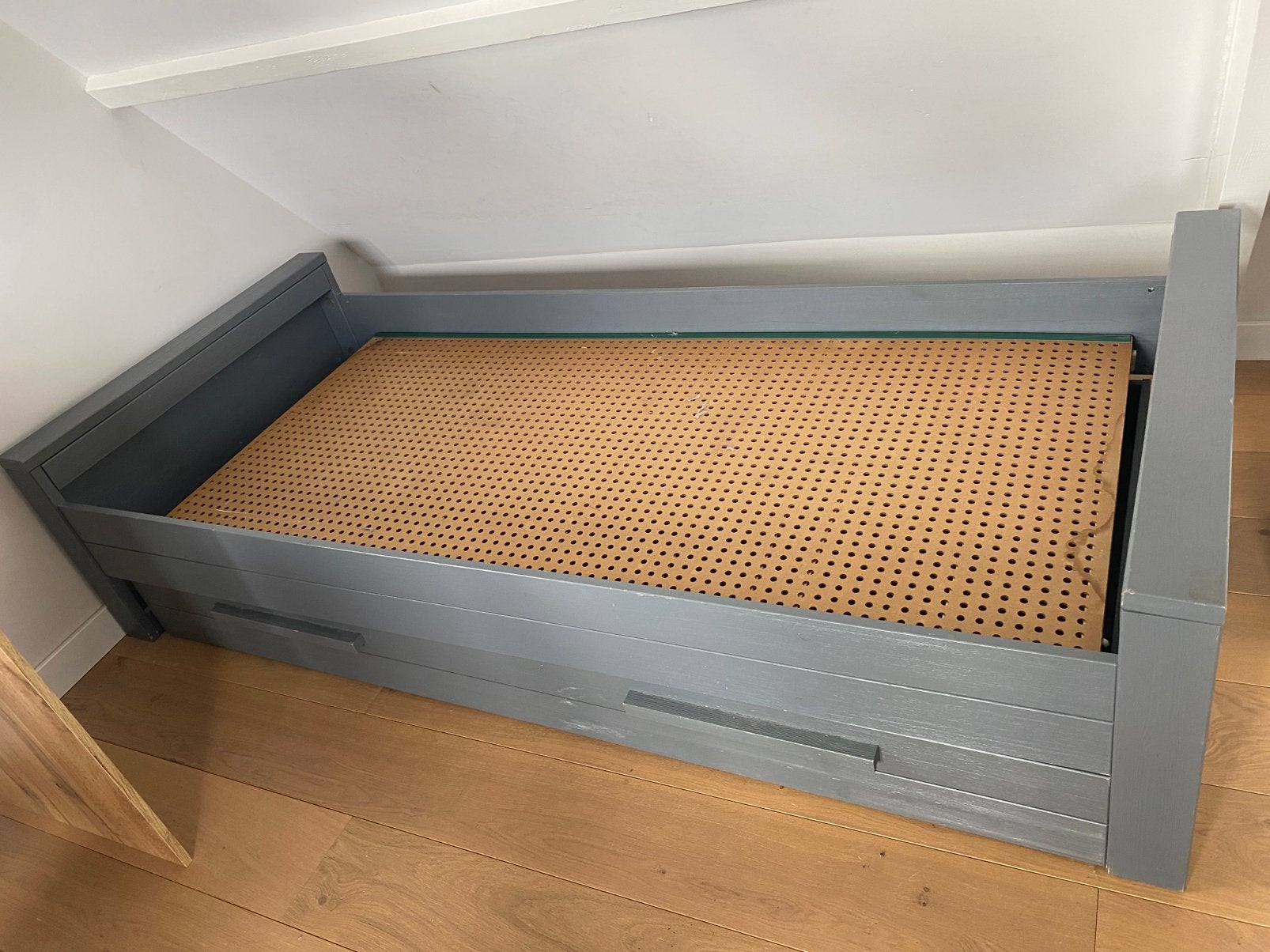 Grijs bed, met uitschuifbed, te koop, Ophalen, Gebruikt, 90 cm, Eenpersoons