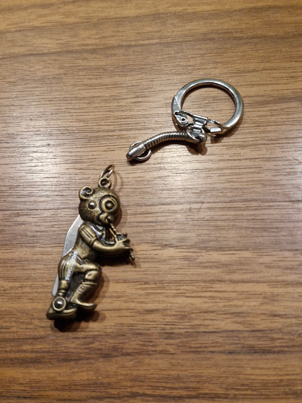 261 Vintage sleutelhanger met fluitspeler en mesje, Ophalen of Verzenden