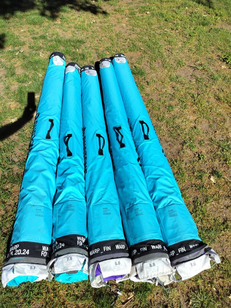 Duotone Warp Fin & Foil Windsurf Zeilen (5.8, 6.8 7.8 8.7), Watersport en Boten, Windsurfen, Ophalen of Verzenden, Zo goed als nieuw