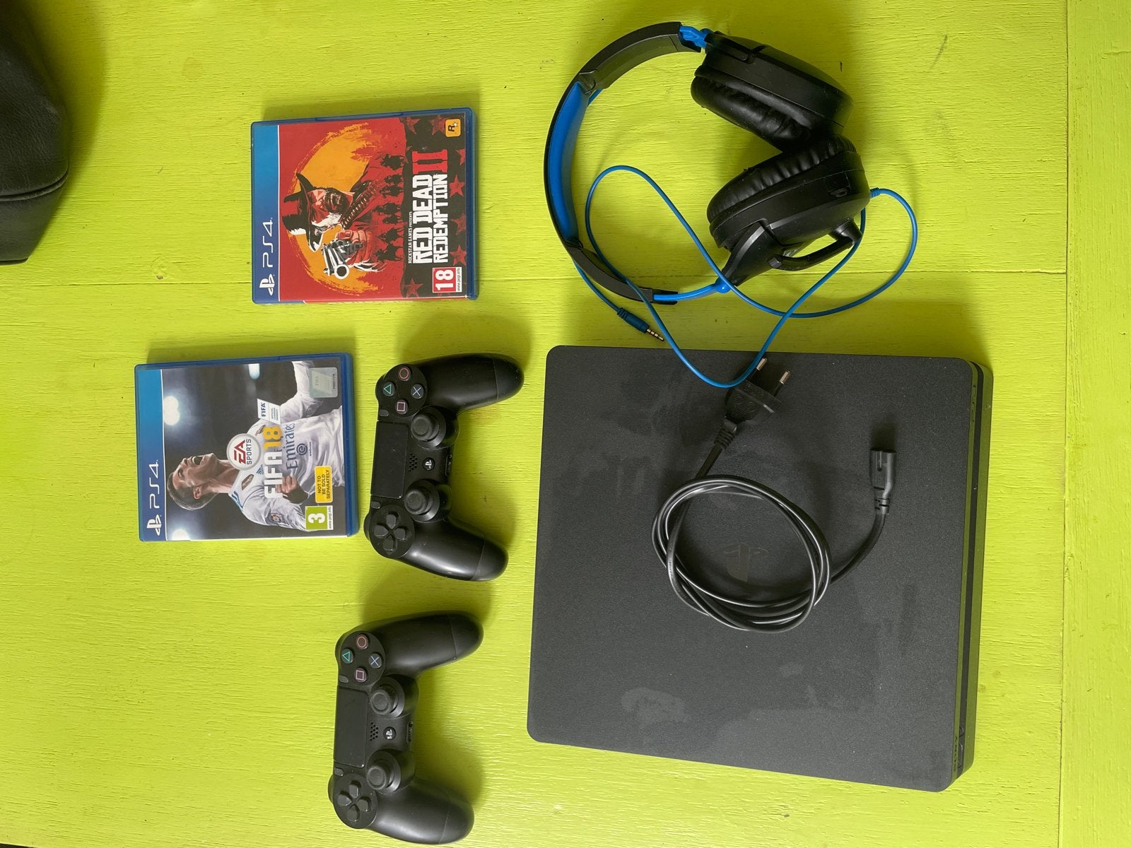PlayStation 4 Slim met 2 controllers2 games, en headset, Spelcomputers en Games, Games | Sony PlayStation 5, Ophalen, Gebruikt