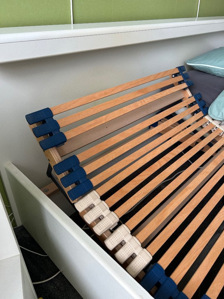 Twee elektrisch verstelbare lattenbodems
