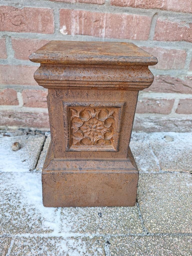 Vintage  gietijzeren sokkel met decoratie, Ophalen of Verzenden