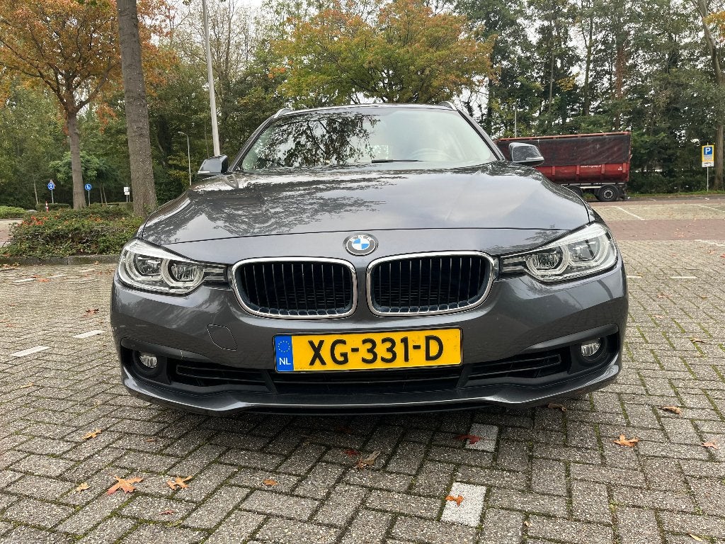 BMW 3-Serie 318i Touring LED Navi Leder Cruise Aut '19 Grijs, Elektrische ramen, 1465 kg, Particulier, 3 cilinders