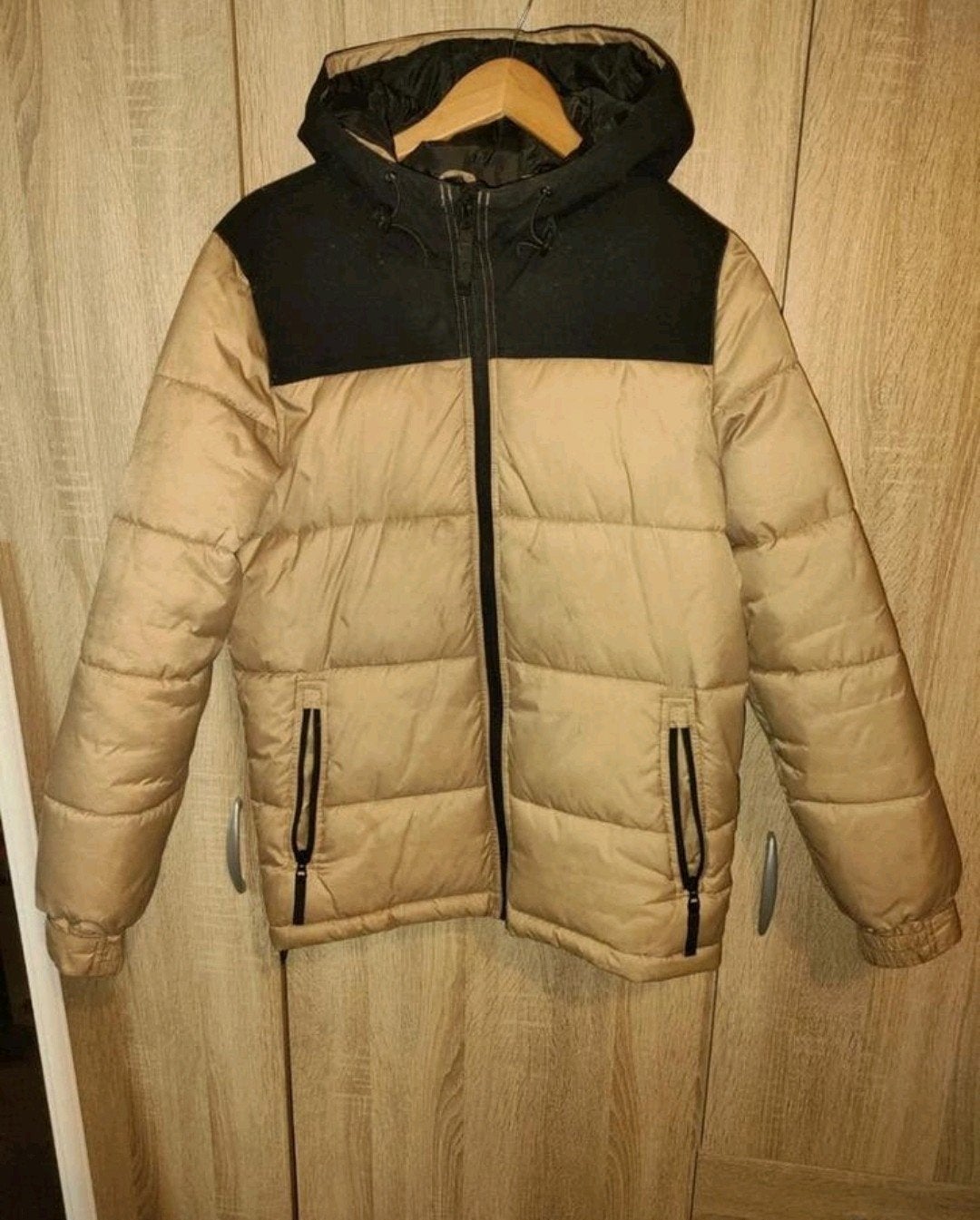Stijlvolle puffer jas met capuchon maat S - Beige/Zwart, Kleding | Heren, Jassen | Winter, Ophalen, Onbekend, Beige, Gedragen
