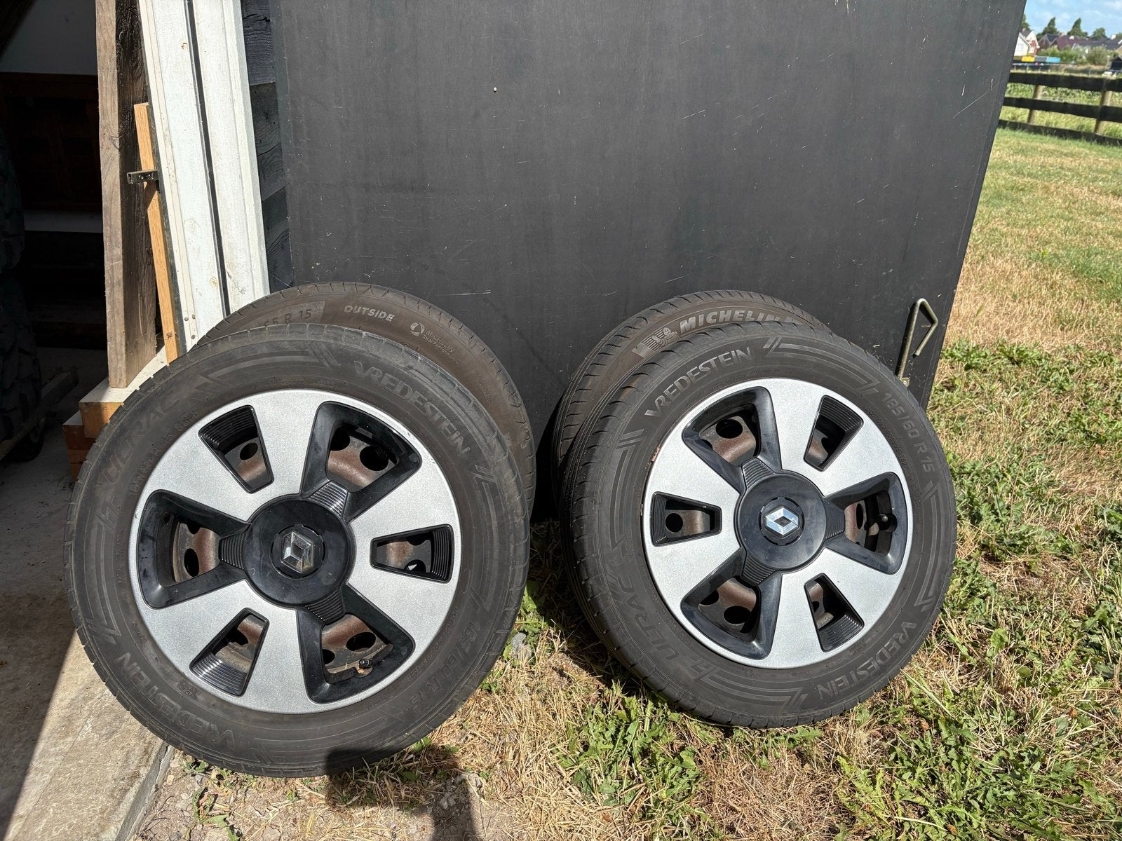 Zomerbanden 2x Michelin en 2x Vredestein met velgen, Ophalen, Gebruikt, 15 inch, Banden en Velgen