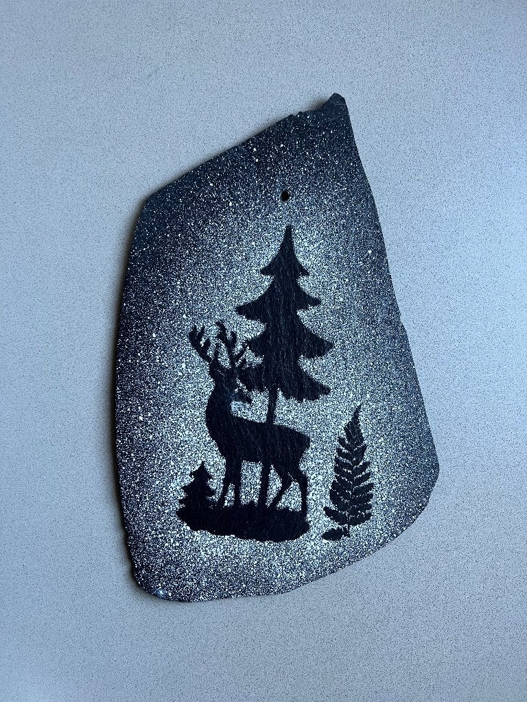 Leistenen decoratie met afbeelding van een Hert in het bos, Ophalen, Wandhanger, 26 cm, Zwart