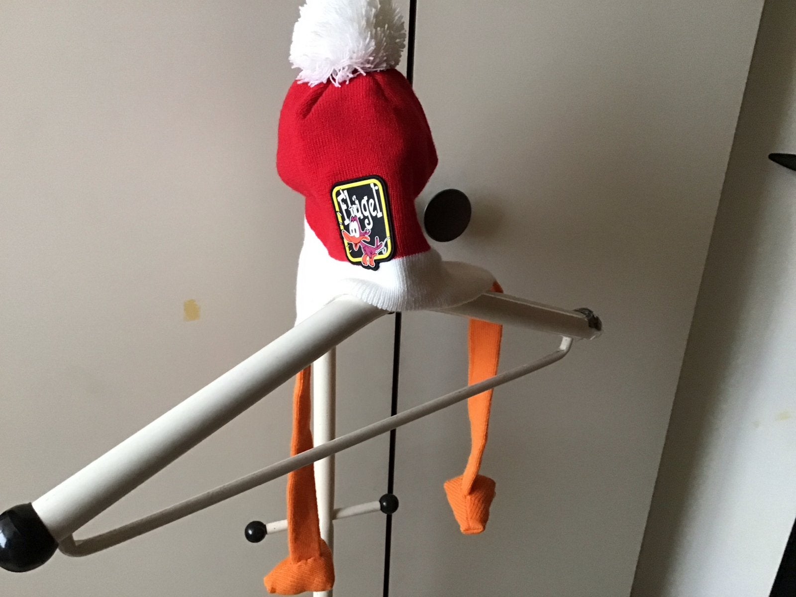 Leuke Donald Duck muts met pompon en oorflappen, Ophalen of Verzenden, Zo goed als nieuw, Muts