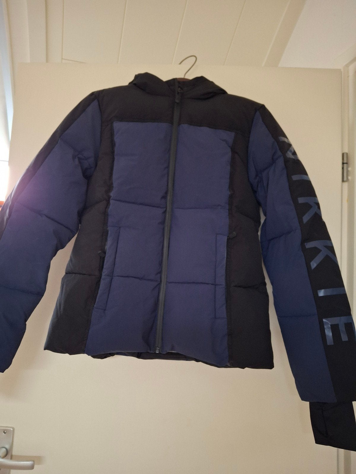 NIKKIE ski jas - Maat 36 kleur blauw/zwart, Kleding | Dames, Ophalen of Verzenden, Zo goed als nieuw, Nikkie, Jack