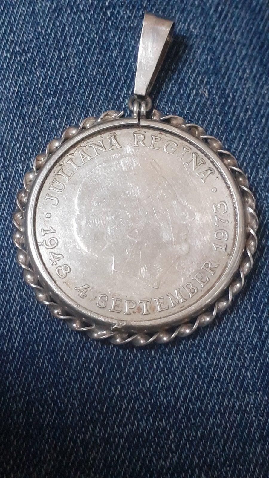 Zilveren Tientje 1973 in Hanger - Juliana Regina, Gebruikt, Overige voorstellingen, Verzenden, Zilver