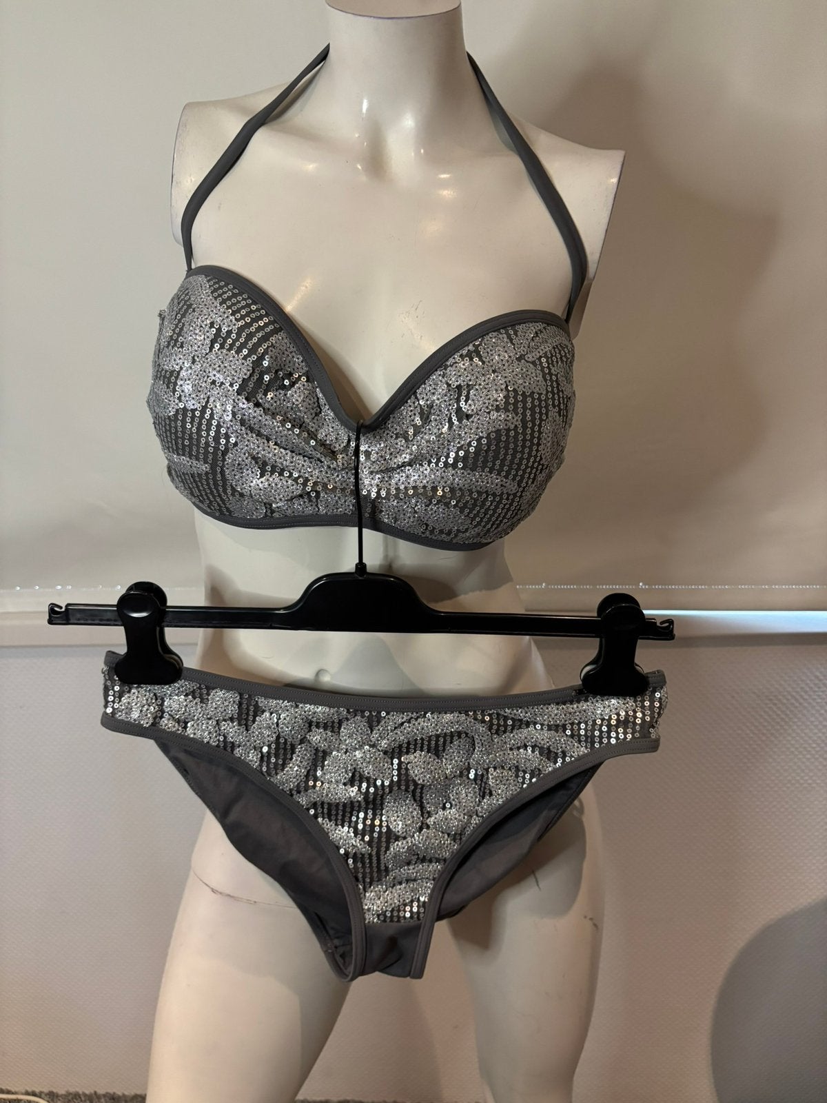 Sapph bikini met paiettten bh 80e broekje m, Kleding | Dames, Badmode en Zwemkleding, ., Zwart, Ophalen of Verzenden, Zo goed als nieuw