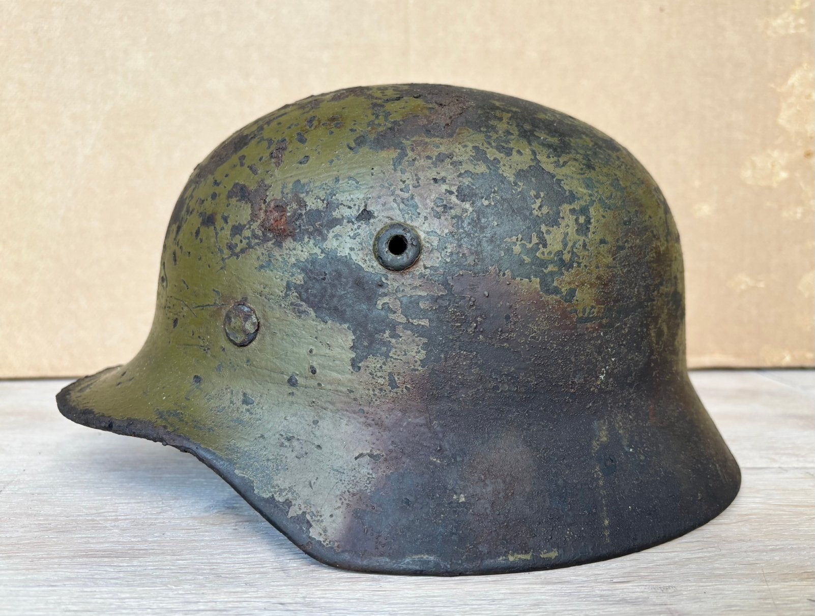 M40 ‘tan/brown‘ camouflage staalhelm Letland, Verzamelen, Militaria | Tweede Wereldoorlog, Ophalen of Verzenden, Duitsland, Helm of Baret