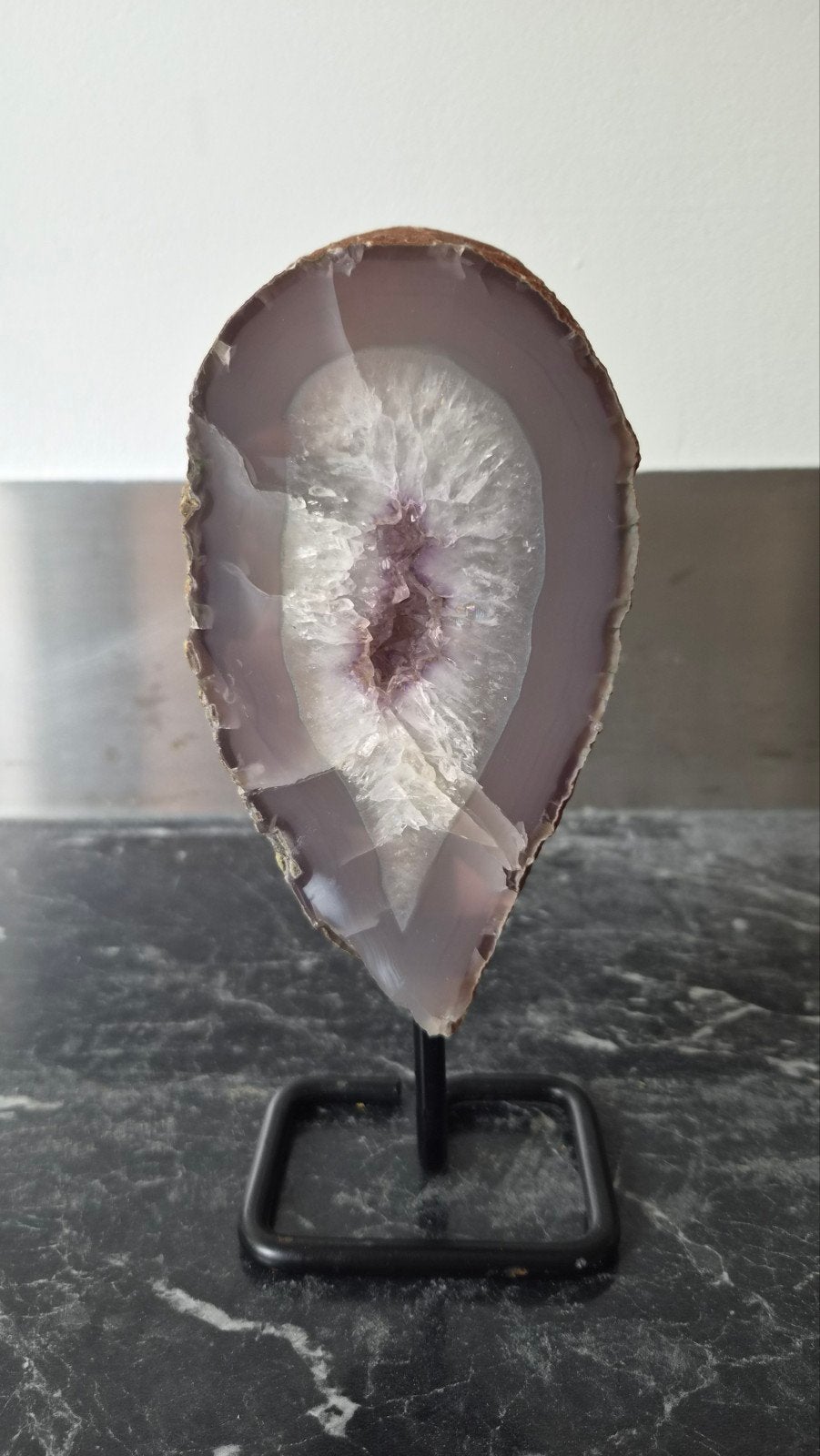 Agaat geode met amethist op standaard 24cm, Ophalen of Verzenden