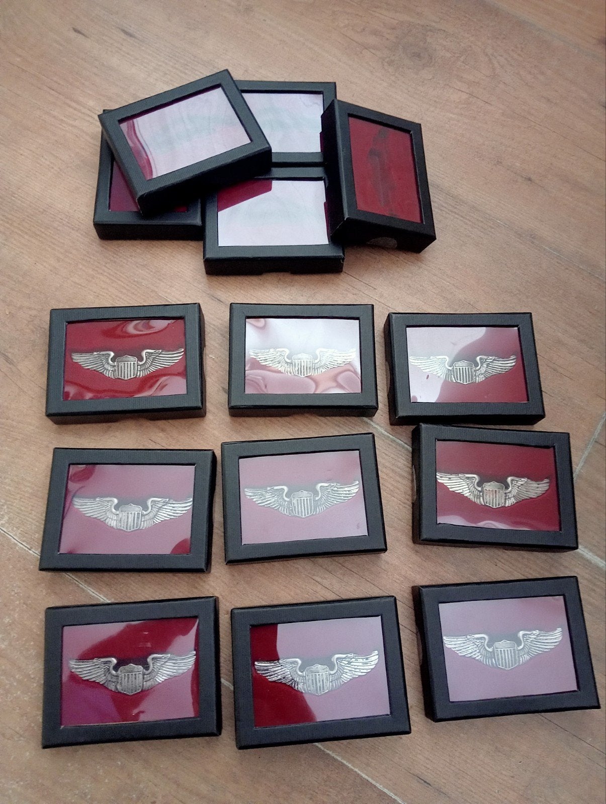 9x USAAF pilot wings in display box, Verzamelen, Ophalen of Verzenden