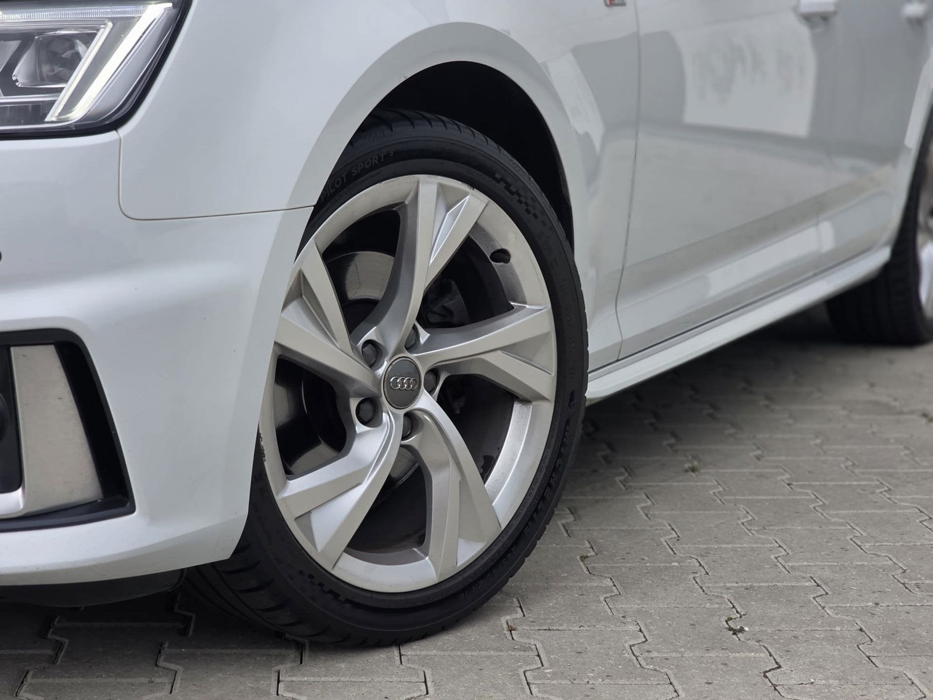 Audi A4 Avant 40 TFSI S line |PANODAK|ACC|VIRT.DASH, Dealer onderhouden, Gebruikt, Zwart, Wit