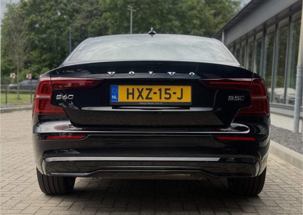 Volvo S60 2.0 B5 R-Design Pano HUD (bj 2024, automaat), 15 km/l, 4 cilinders, 1732 kg, Zwart