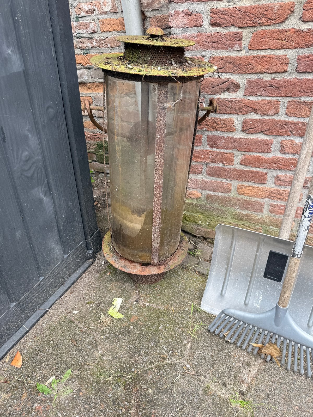 Windlicht met sterk verroeste metalen delen - glas intact, Ophalen
