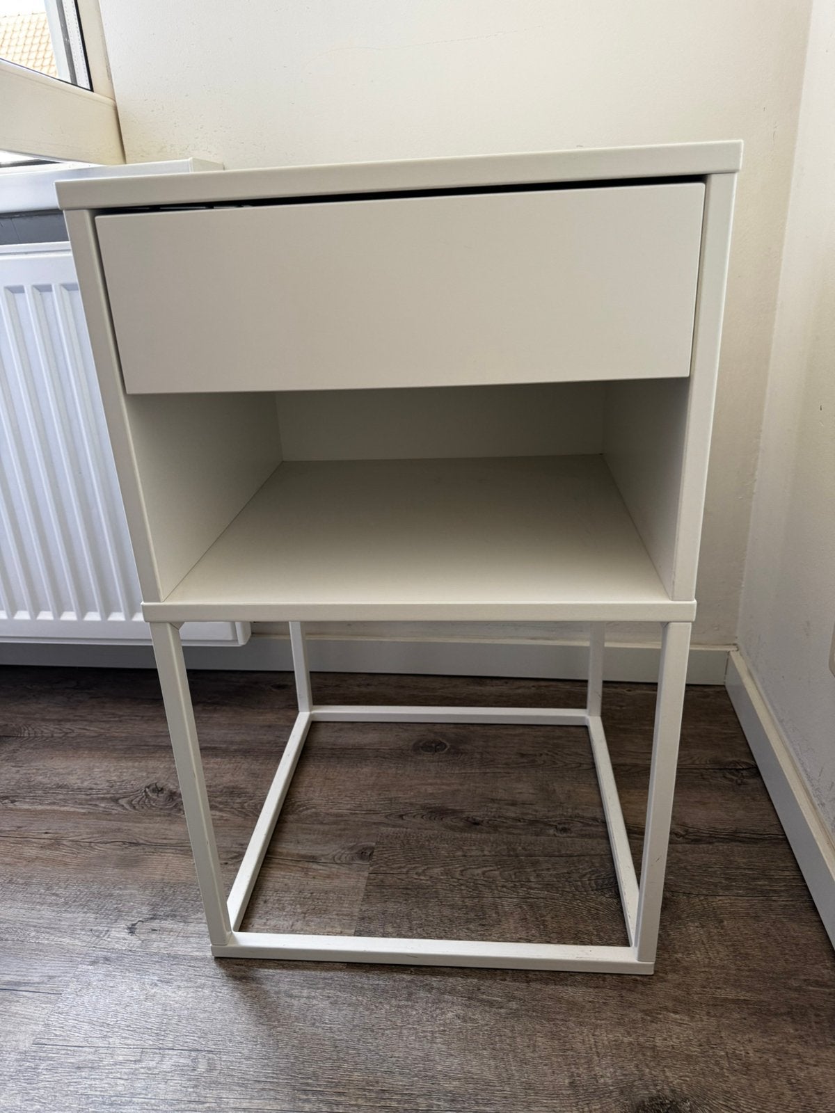 Nachtkastje Vikhammer Ikea wit, Ophalen, Gebruikt, Minder dan 45 cm, 55 tot 70 cm