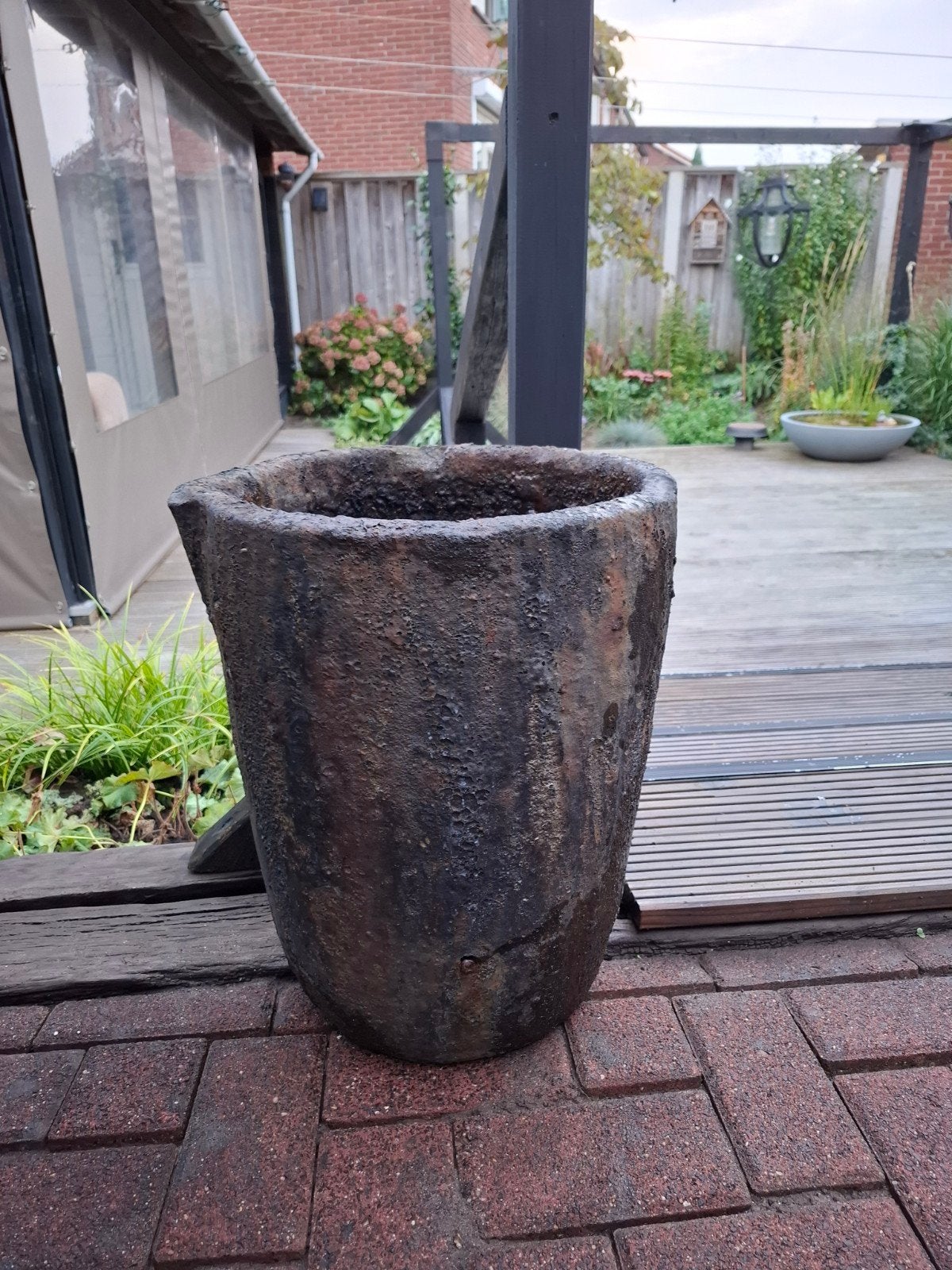 Antieke gietijzeren smeltkroes - uniek decoratiestuk, Antiek en Kunst, Ophalen