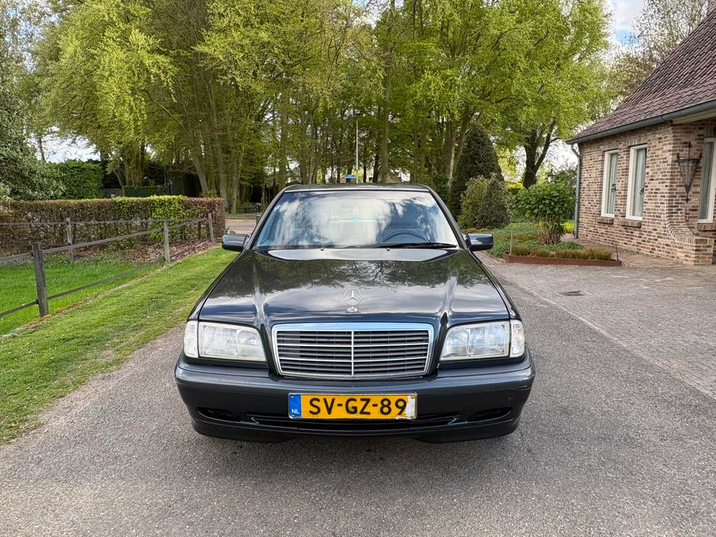 Mercedes-Benz C-Klasse 1.8 C180 Sedan Classic 1998 Zwart, Auto's, Mercedes-Benz, Achterwielaandrijving, 4 cilinders, 1799 cc, Handgeschakeld