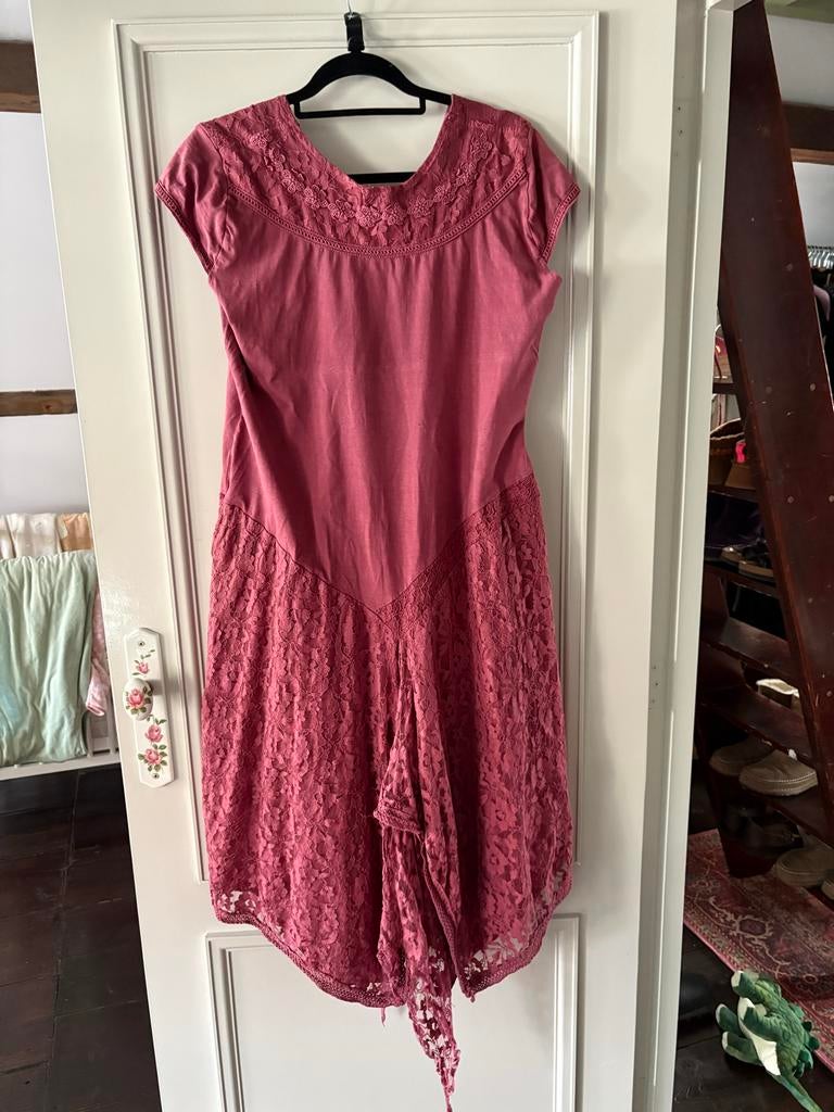 Mooie bordeaux jurk met kant van the two sisters Maat L/XL, Kleding | Dames, Overige kleuren, Maat 42/44 (L), Ophalen of Verzenden