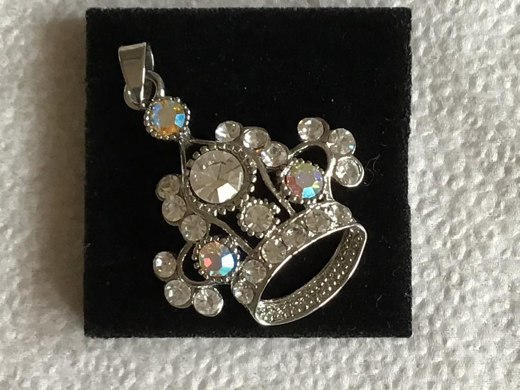 Zilverkleurige Kroon Hanger met Strass Steentjes, Overige materialen, Overige voorstellingen, Ophalen of Verzenden, Zo goed als nieuw