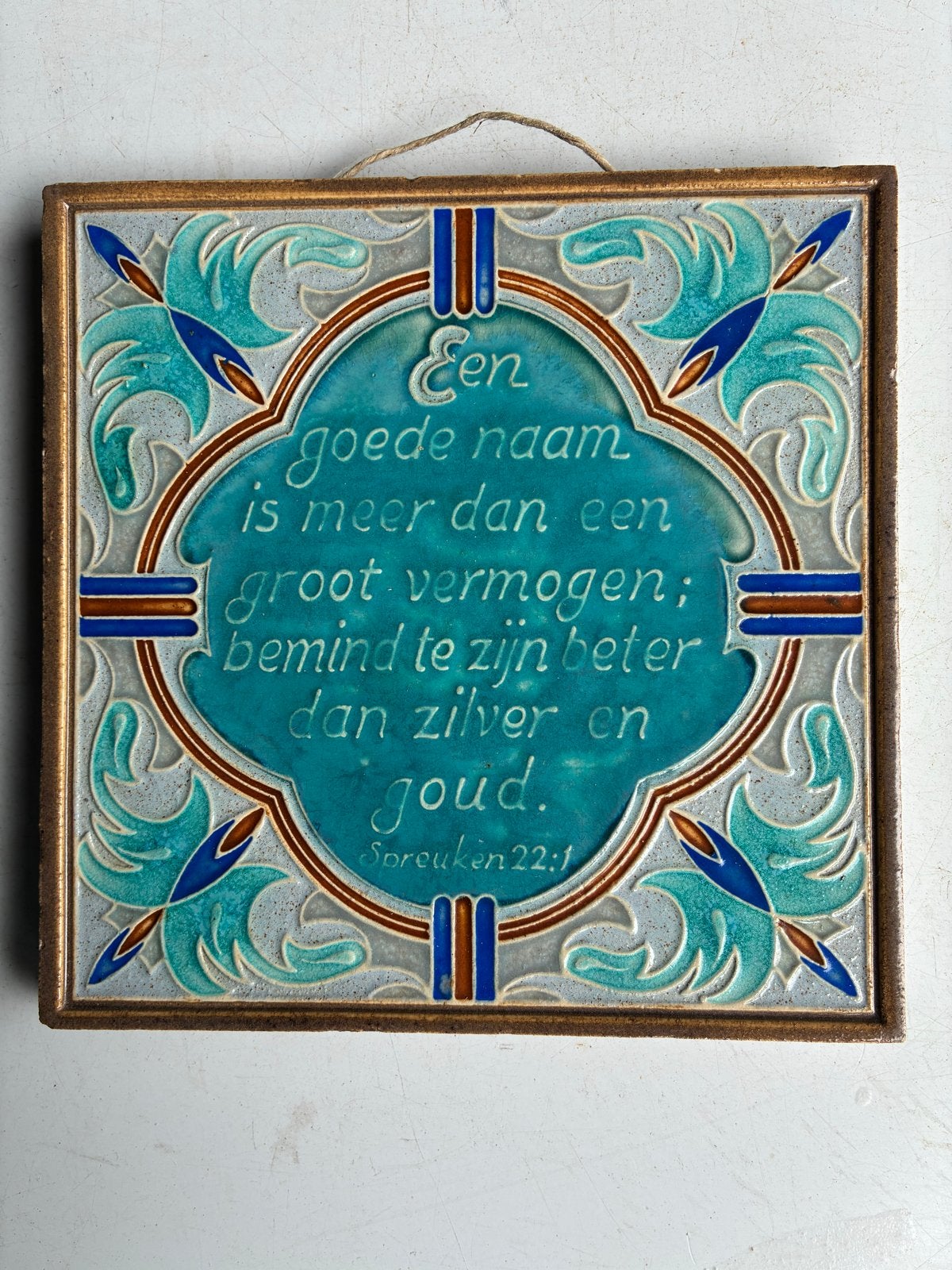 Cloisonné Tegel met Bijbeltekst Spreuken 22:1 - 150x150x12 m, Antiek en Kunst, Antiek | Wandborden en Tegels, Ophalen of Verzenden