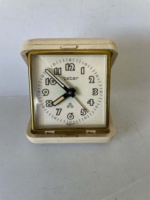 Vintage oude wekker reiswekker Peter. Witte hoes, Antiek en Kunst, Antiek | Klokken, Ophalen