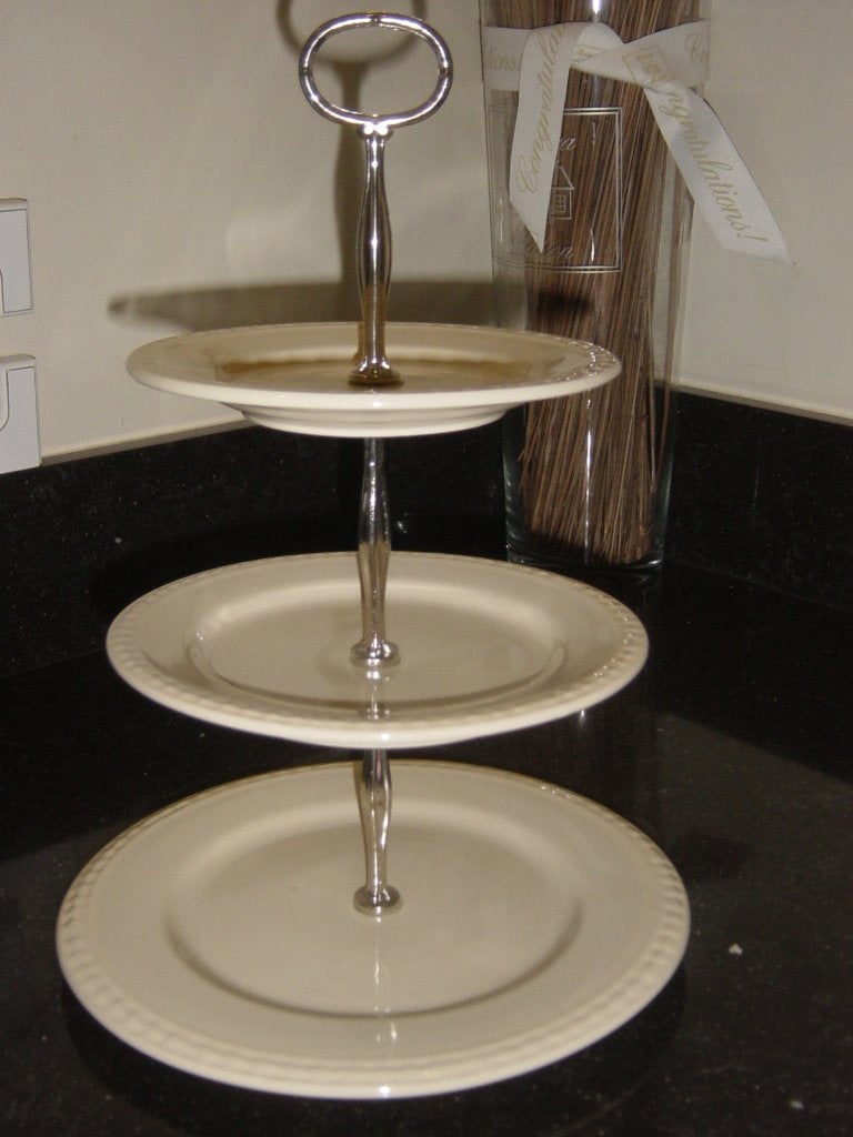 Etagere roomwit aardewerk 38 cm hoog NIEUW, Ophalen of Verzenden, Nieuw, Etagère, Demontabel