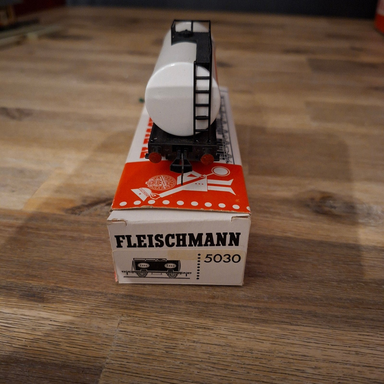 50 jaar oude Fleischmann Esso wagon 5030, Ophalen, Gelijkstroom, Fleischmann, Wagon