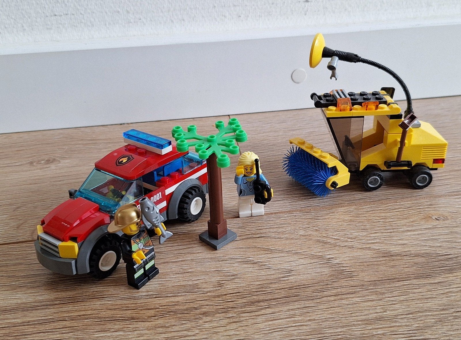 2 LEGO sets: Brandweerwagen en Veegwagen, Ophalen of Verzenden
