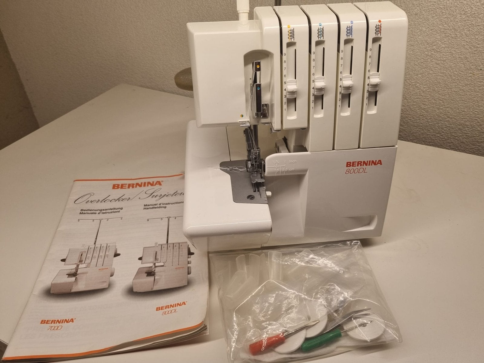 Bernina 800DL Overlock / Lockmachine  met handleiding, Hobby en Vrije tijd, Naaimachines en Toebehoren, Ophalen of Verzenden, Lockmachine