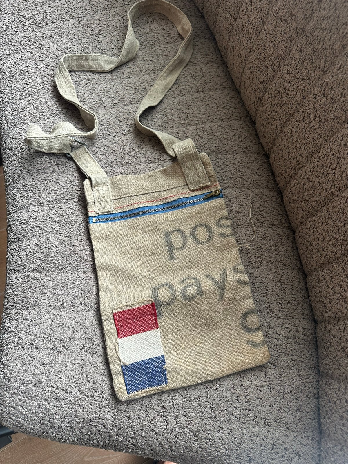 Unieke Posttas - Handgemaakt met Nederlandse Vlag, Ophalen of Verzenden, Gebruikt, Beige, Schoudertasje