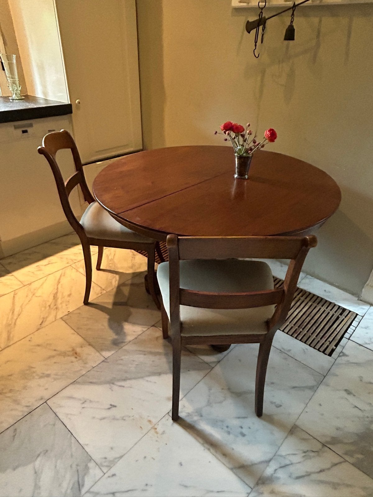 Biedermeier tafel met 2 stoelen, Ophalen