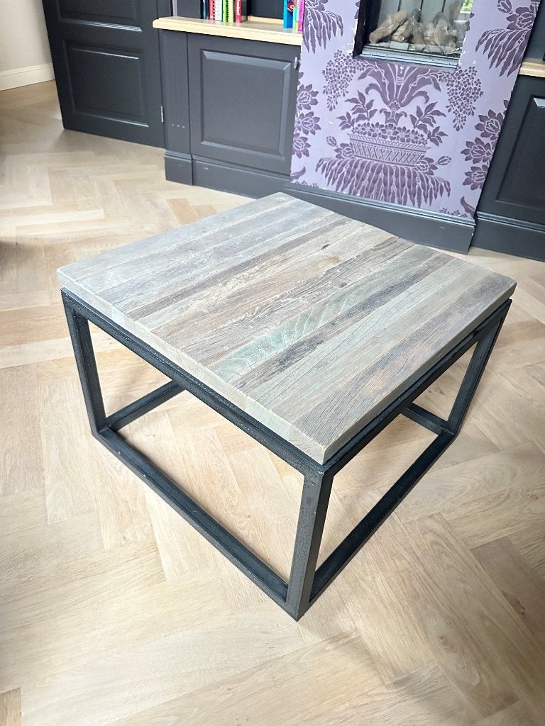 Robuuste Industriële Salontafel – Hout & Zwart Metaal, 50 tot 100 cm, Vierkant, 50 tot 100 cm, Zo goed als nieuw