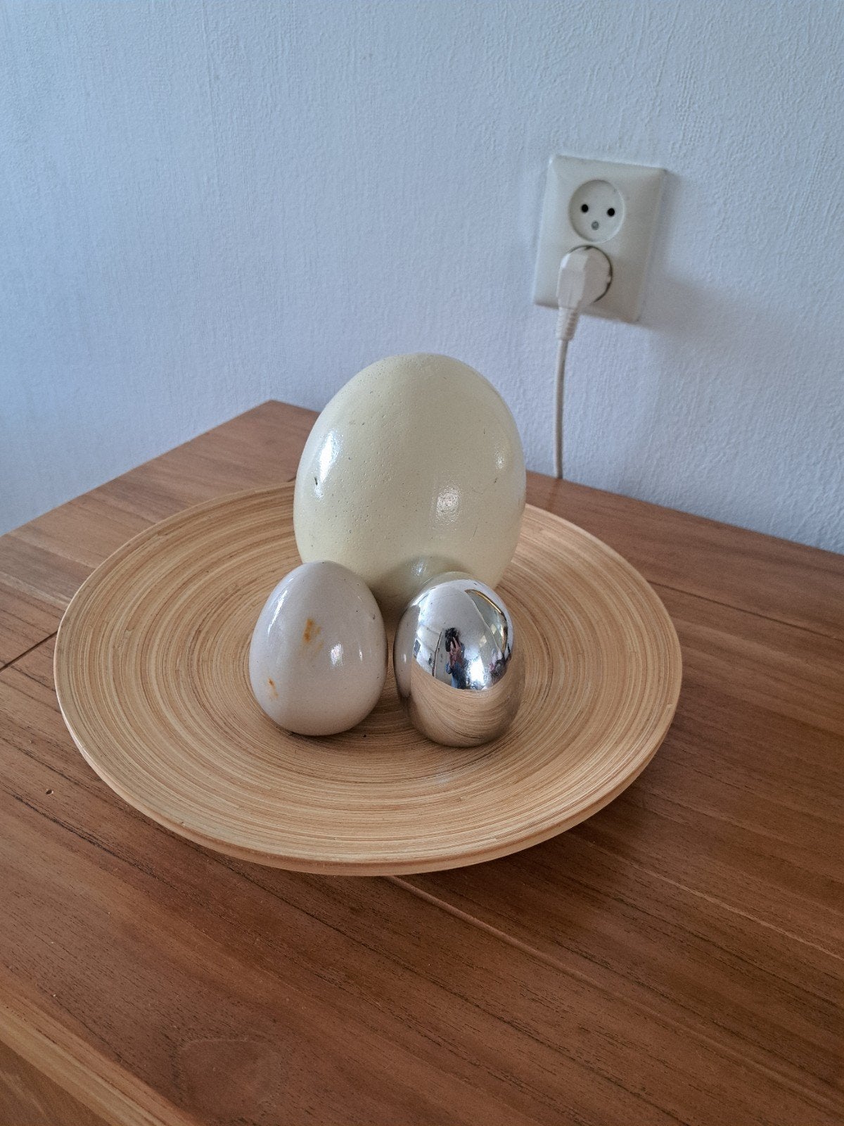 Decoratieve eieren op bamboe schaal, Hout, Gebruikt, Meerkleurig, Ophalen of Verzenden