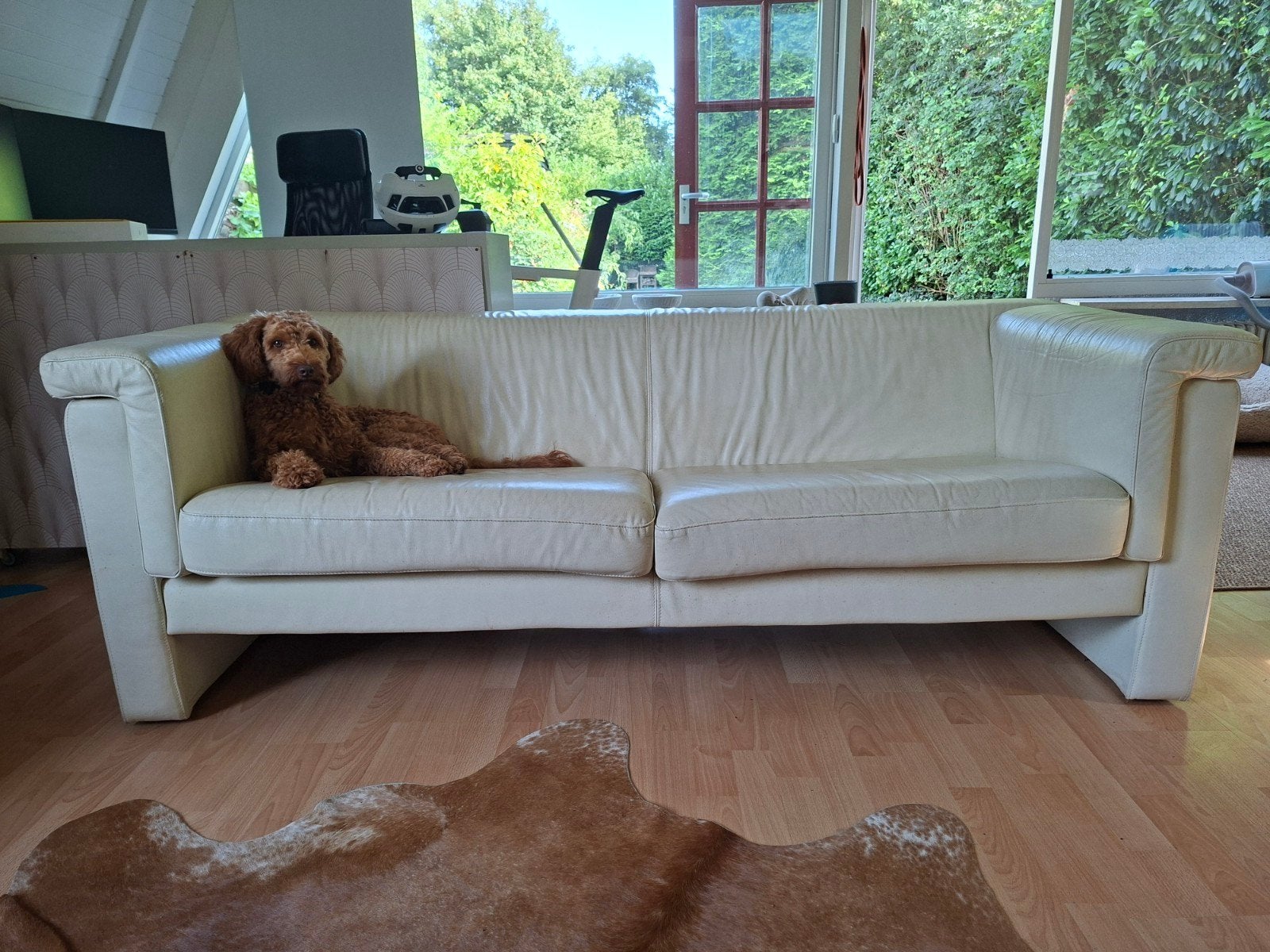 Gratis af te halen: Crèmekleurige leren bank met kleine sche, Huis en Inrichting, Ophalen, Gebruikt, Leer, Modern