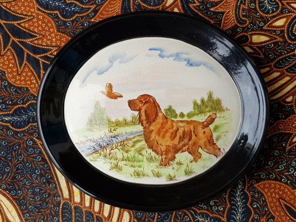 Mooie oude hanger uit Engeland met een jachthond 18,4 cm., Ophalen of Verzenden