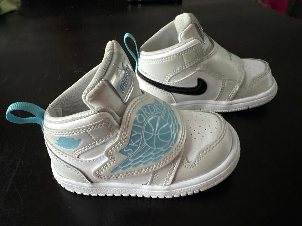 Nike Sky Jordan 1 kinderachoenen - wit/lichtblauw maat 22, Kinderen en Baby's, Kinderkleding | Schoenen en Sokken, Ophalen of Verzenden