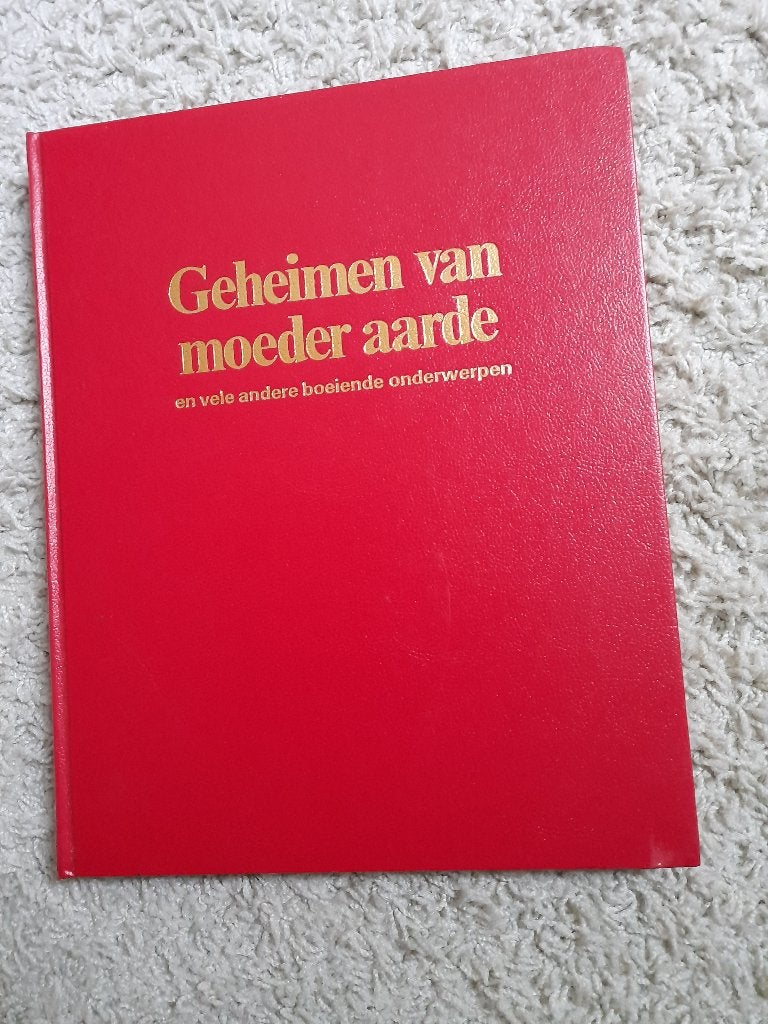 GEHEIMEN VAN MOEDER AARDE EN ANDERE BOEIENDE ONDERWERPEN, Ophalen of Verzenden, Gelezen