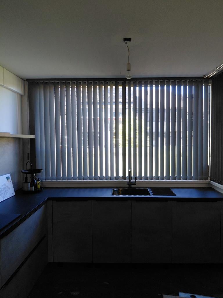 Grijze verticale jaloezieën 2x 140cm 1x74cm hoogte 150cm, 1x, Huis en Inrichting, Stoffering | Gordijnen en Lamellen, Gebruikt