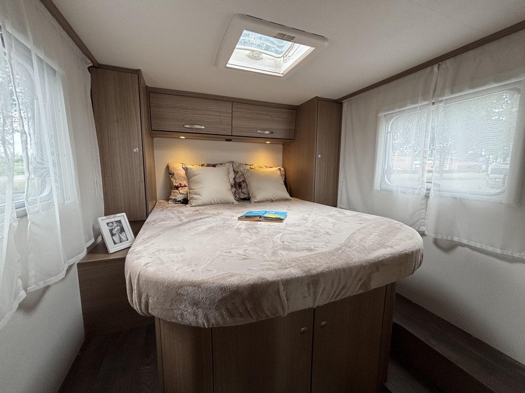 Carado V 339 QUEENSBED 6.75M CAMERA SATELLIETSCHOTEL, Caravans en Kamperen, Campers, Fiat, 6 tot 7 meter, Bedrijf, Tot en met 3