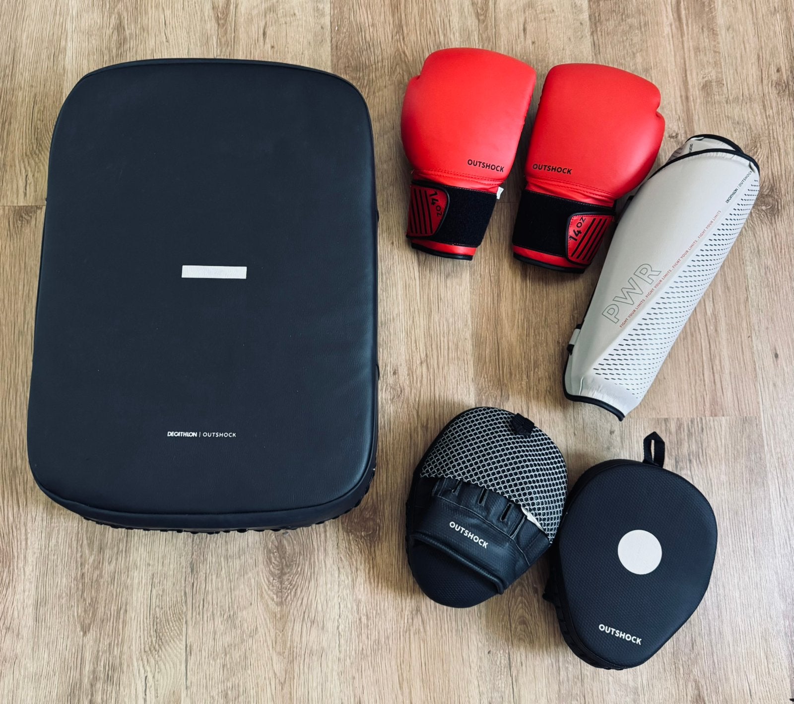Outshock kickboks set 14 oz + pads – compleet, Ophalen, Zo goed als nieuw, Boks-accessoire