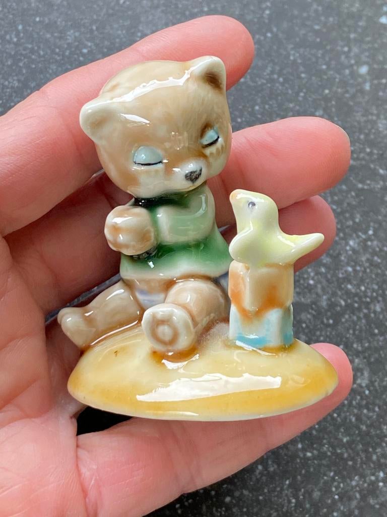 Klein vintage beeldje beertje met vogeltje puntgaaf, Ophalen of Verzenden