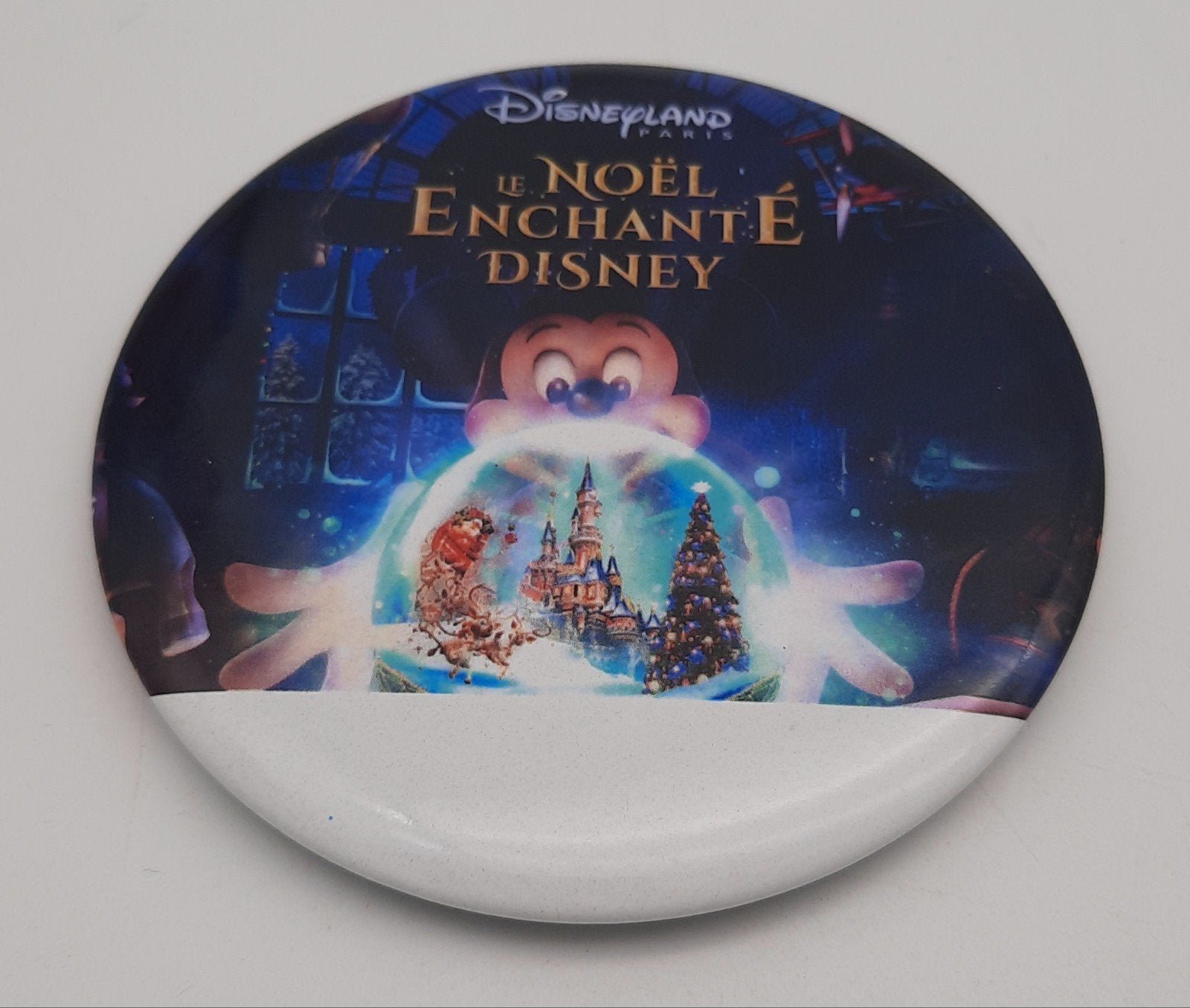 Disneyland Parijs "Le Noel Enchante Disney" Button, Verzamelen, Ophalen of Verzenden, Overige figuren, Zo goed als nieuw, Overige typen