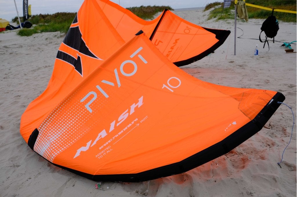 Naish Pivot 2026– 10m (oranje) – zo goed als nieuw, 10 m², Ophalen of Verzenden, Kite, Watergoorweg 79 3861 MA Nijkerk