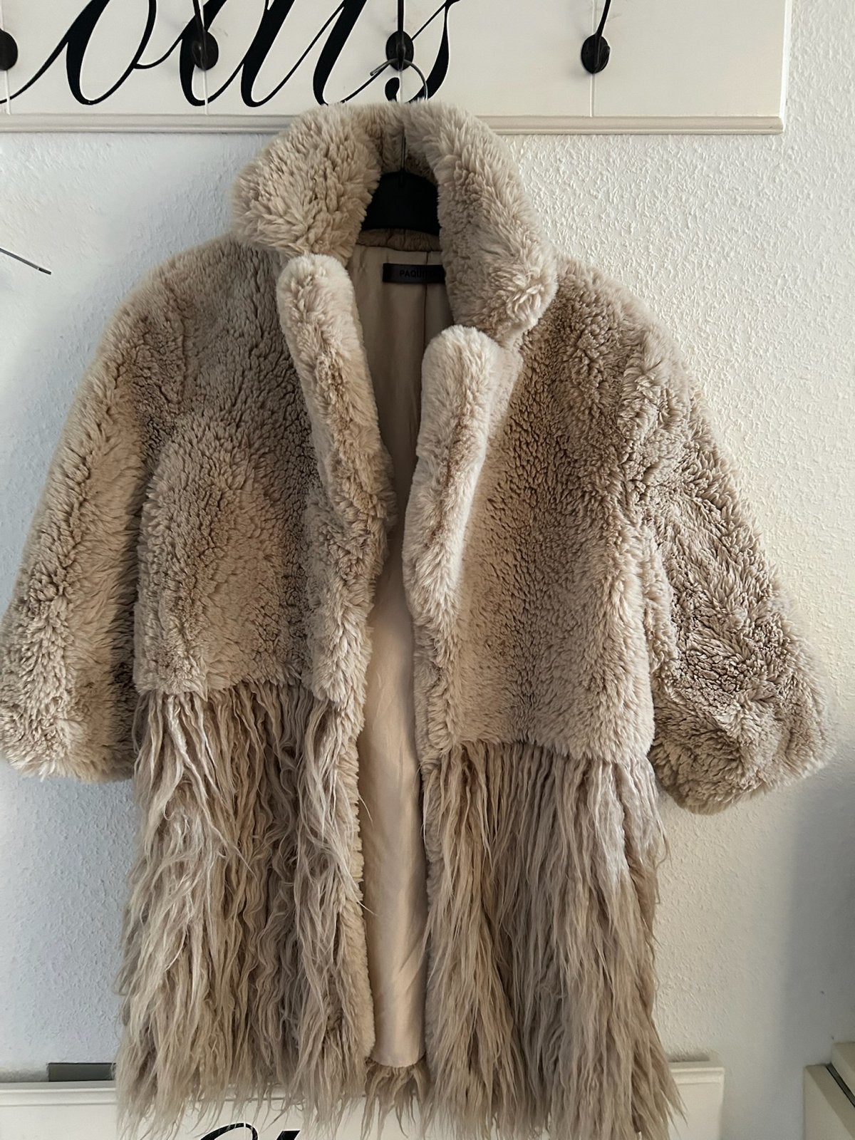 Extravagant beige fake bont jacket - Ruime S, Kleding | Dames, Carnavalskleding en Feestkleding, Carnaval, Ophalen of Verzenden