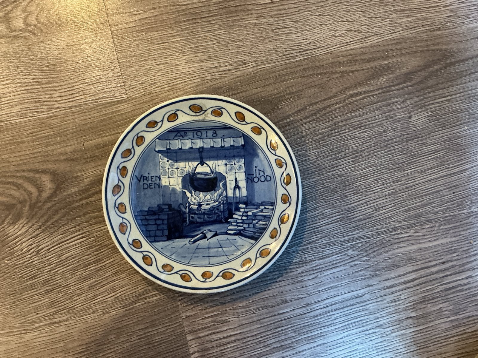 Antiek Delfts Blauw Gedenkbord 1918 'Vrienden in Nood', Verzenden