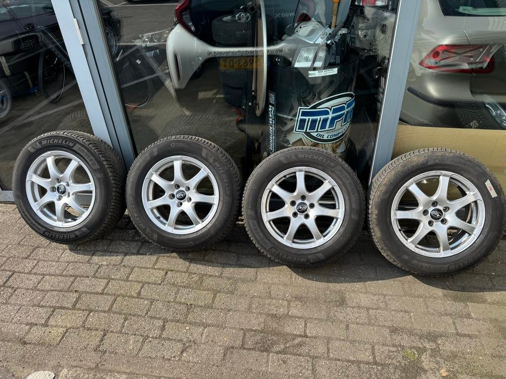 Winterwielen Subaru Outback (vanaf 2015) 5x114.3 17 inch, Auto-onderdelen, Banden en Velgen, Ophalen, Gebruikt, Banden en Velgen